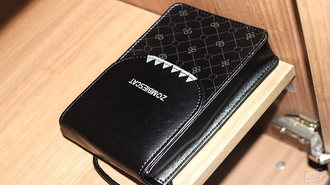 轻奢与潮流：魔鬼猫休闲包